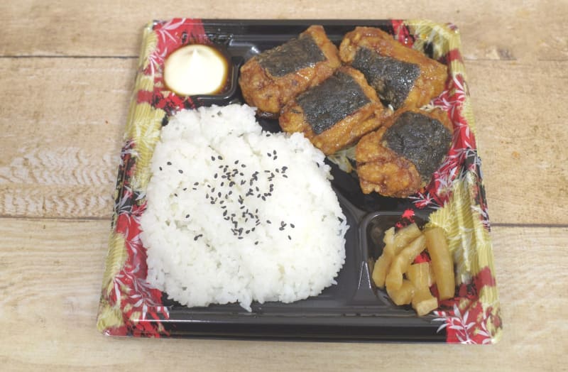 「磯辺からあげ弁当」には磯辺からあげとご飯のほか、千切りキャベツ、マヨネーズ、割り干し大根もついてきます