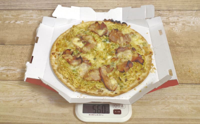容器込みの「天下一品コラボこってり風ラーメンピザ」の総重量は560g