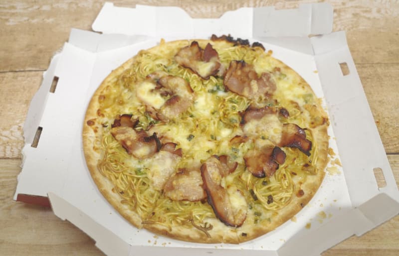 「天下一品コラボこってり風ラーメンピザ」は、ピザ生地にリアルラーメンがセットされています！