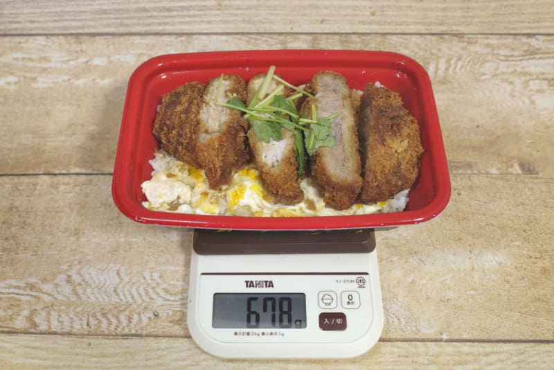 容器込みの「超厚切りロース焼きかつ丼」の総重量は678g