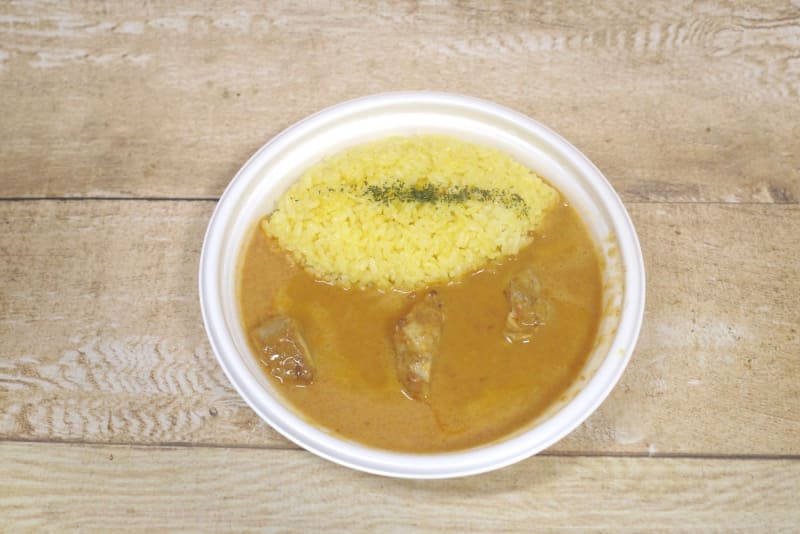 「トマトとクリームのコク バターチキンカレー」は、具が鶏肉のみと見た目はシンプル！