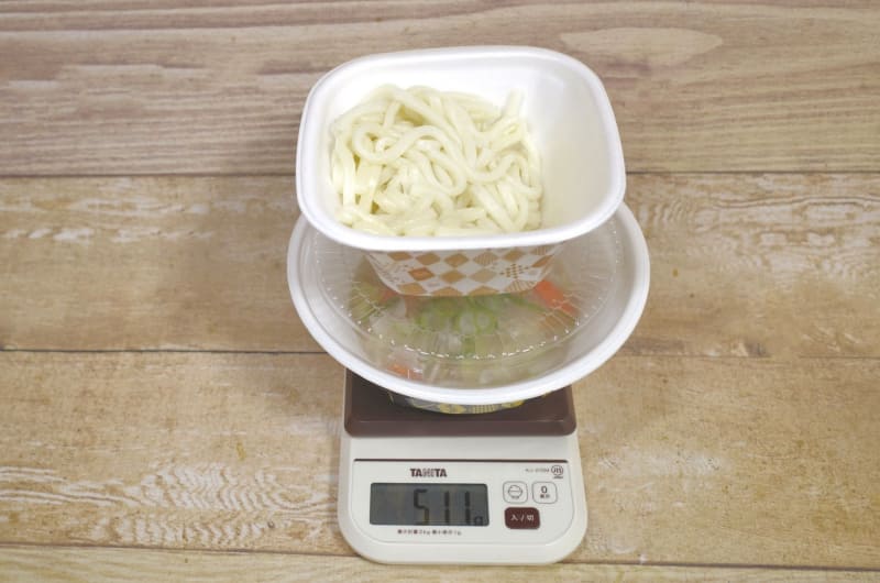 容器込みの「海鮮ちゃんぽんうどん(単品)」の総重量は511g