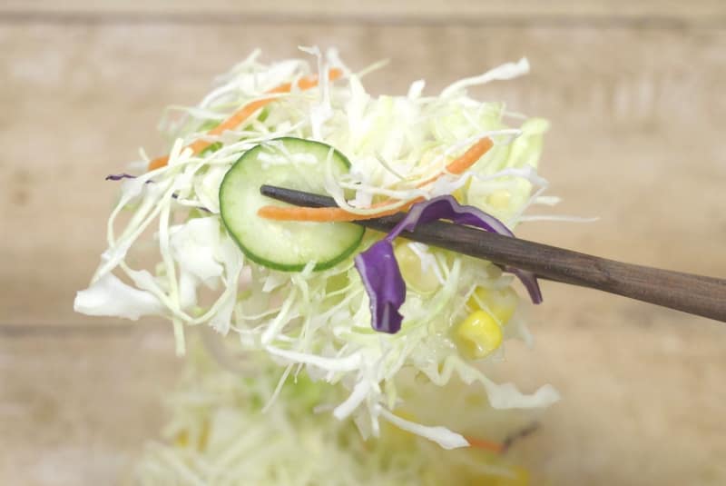 カラフルな生野菜サラダで食事をFINISH！