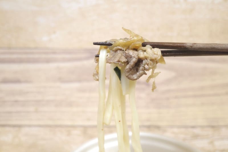 うどんにニラ、牛肉、玉ねぎをまとわせることで旨味とジャンク感うなぎのぼり！