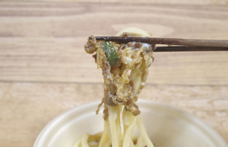 うどんのトッピングをフル活用することで、麺料理としての味の良さと後味のキレが大きくレベルアップ！