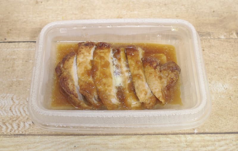 オニオンバターソースのポークフライドステーキはお肉＆ソースコミコミでボリューミー！