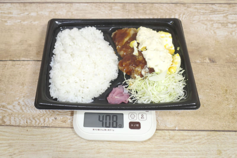 容器込みの「ゴロゴロたまごと照焼ソースの鶏竜田揚げ弁当」の総重量は408g