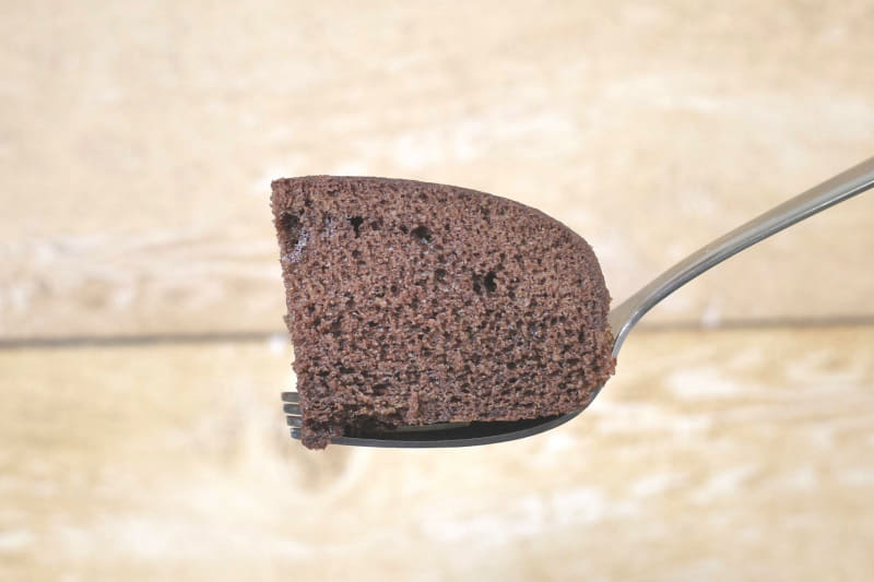 「しっとりチョコ蒸しケーキ」は、蒸しケーキ生地の弾力、甘味、チョコレートの味含めて力強く、食後の満足度もグッド！