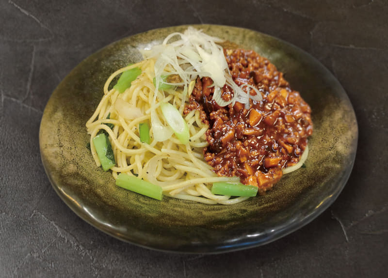 「ジャージャー焼きスパ」並盛り(350g)900円(税込)、大盛り(500g)1,050円(税込)、特盛り(700g)1,350円(税込)