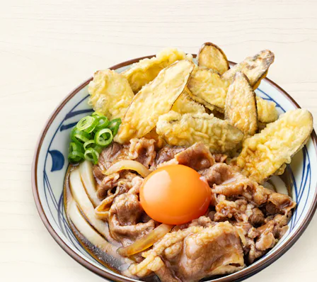 「焼きたて牛すきごぼ天ぶっかけうどん」並890円(税込)、大1,050円(税込)、得1,210円(税込)