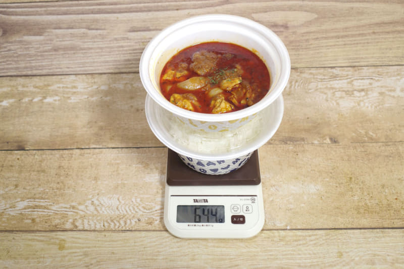 容器込みの「チキンマサラカレー(ライス大盛)」の総重量は644g