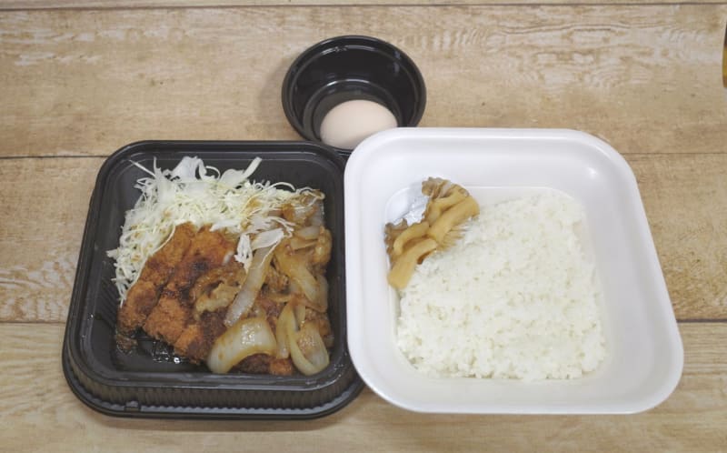 「ホル玉とロースカツの合い盛り弁当」は、牛のシマチョウと玉ねぎのソテー+ロースカツ+千切りキャベツ、温泉たまご、ご飯+割り干し大根の容器が分かれています！