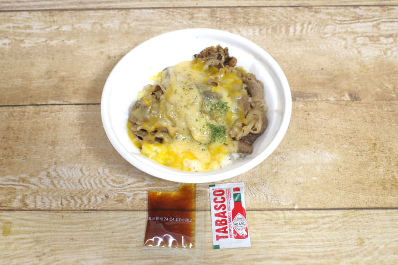 「チーズ牛カルビ焼肉丼（ご飯大盛）」には特製タレ、タバスコがついてきます！