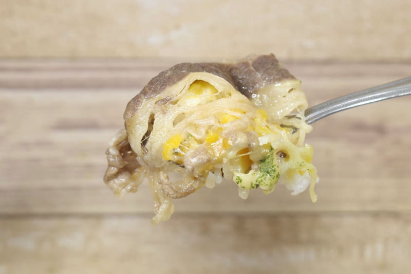 「チーズ牛カルビ焼肉丼」は、特製タレで味を強化した具がご飯に迫ってメチャウマ！