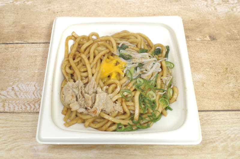 「大盛 にんにく醤油焼うどん」は、大盛の名にふさわしい迫力のあるビジュアル！