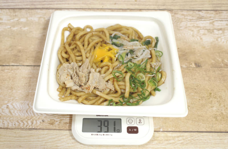 容器込みの「大盛 にんにく醤油焼うどん」の総重量は391g