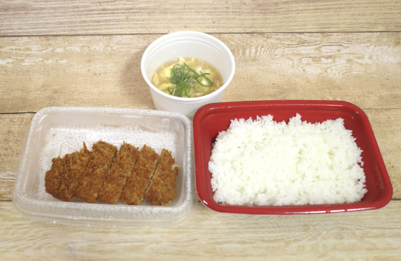 「中華風あんかけロースかつ」は、中華風あんかけ、ロースかつ、ご飯の容器が分かれています！