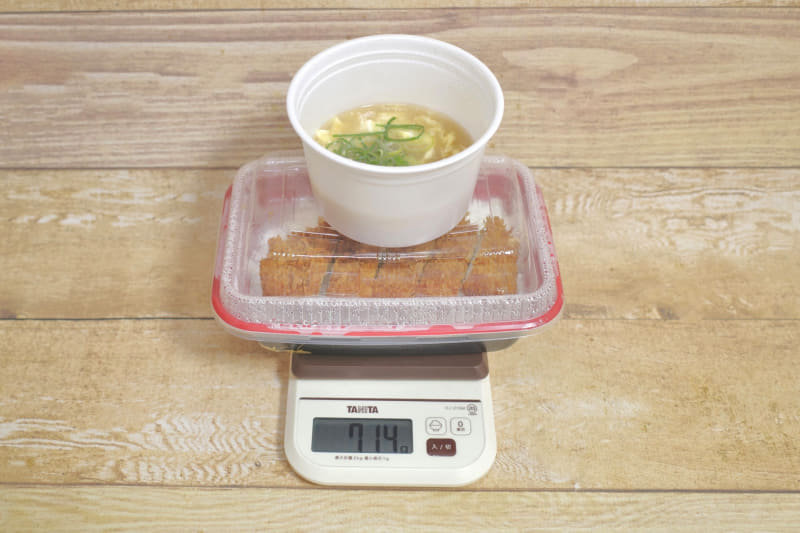 容器込みの「中華風あんかけロースかつ　大盛」の総重量は714g