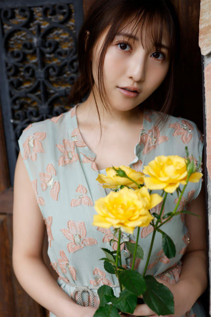 綺麗すぎるくびれの“砂時計ボディ”の辻りりさが圧倒的な美バストで魅了! デジタル写真集「儚げで美しい」発売記念で誌面カット公開 - ネタとぴ