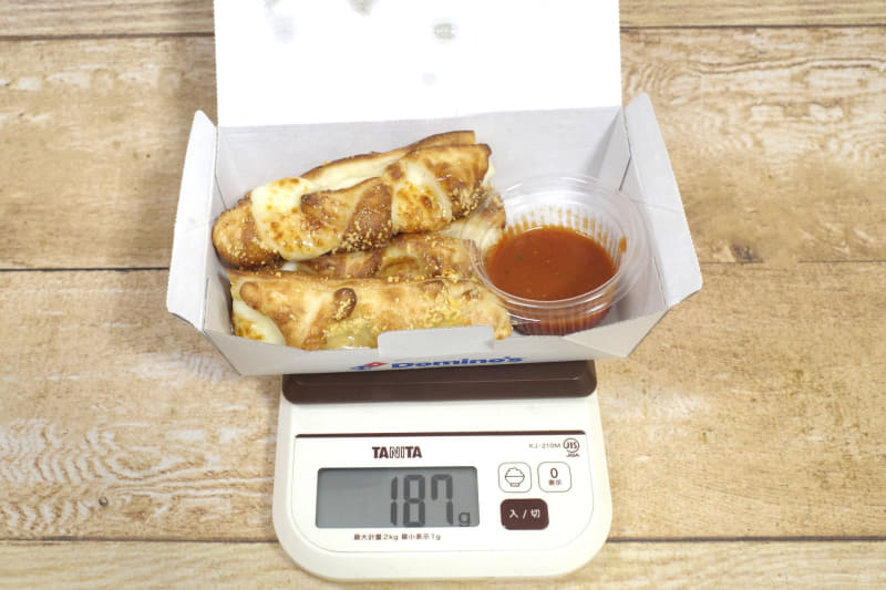 紙箱と調味料込みの「チーズツイストブレッド 4本入り ディップ用トマトソースあり」の総重量は187g