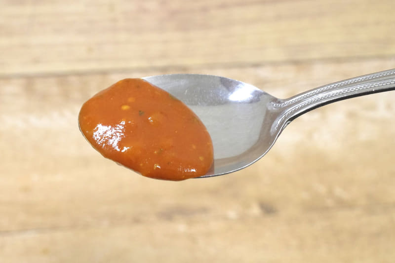 ディップ用トマトソースはトマト以上にハーブの香りのインパクトが強め！