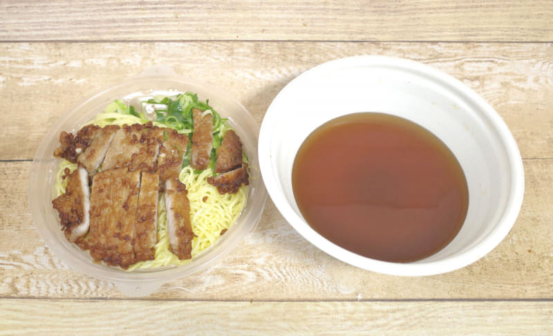 「W排骨(パイクー)麺(テイクアウト)」は、排骨+青ねぎ+麺とスープの容器が分かれています！