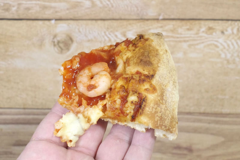 土台のピザはトマトソース、ヤンニョムソース、チーズの風味と、海老の歯ざわりが癖になるシンプルなピザ！