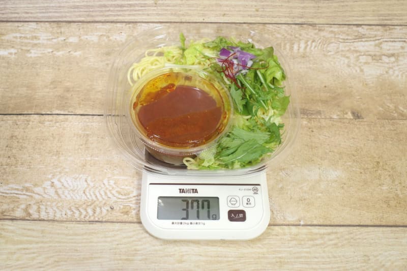 容器とタレ込みの「混ぜて食べる冷し汁なし担々麺」の総重量は377g
