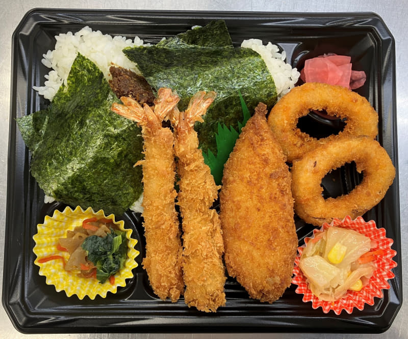 「シーフードミックスフライ弁当」594円(税込)大盛648円(税込)