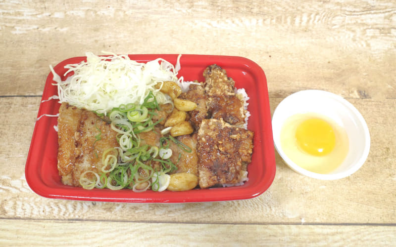 「にんにく醤油のムートート丼"タイ風豚バラ唐揚丼"」は、丼飯と生玉子を別々の容器にパッキングしています！