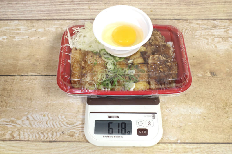 容器込みの「にんにく醤油のムートート丼"タイ風豚バラ唐揚丼"（ご飯大盛）」の総重量は618g