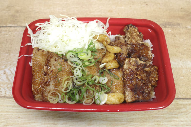 「にんにく醤油のムートート丼"タイ風豚バラ唐揚丼"」は、兎にも角にもタイ風豚バラ唐揚げの絵力が強め！