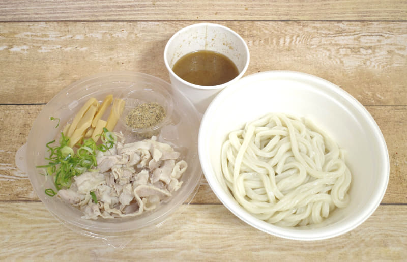 テイクアウト版「魚介豚骨つけ麺(冷)」は、具、つけダレ、うどんの容器が分かれています！