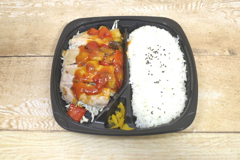 「旨トマトチキンステーキ弁当」は思いのほかズッシリ重みを感じます！