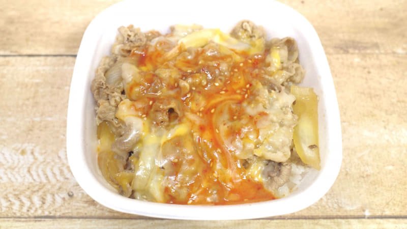 「ヤンニョムチーズ牛丼」は、牛肉と玉ねぎ以上にヤンニョムソースとミックスチーズの盛り良し！