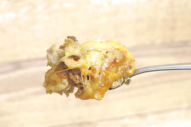 「ヤンニョムチーズ牛丼」は、牛丼らしさを活かしつつもヤンニョムソースのヒリヒリ感、ミックスチーズの塩っぱさが一体となってウマウマ！