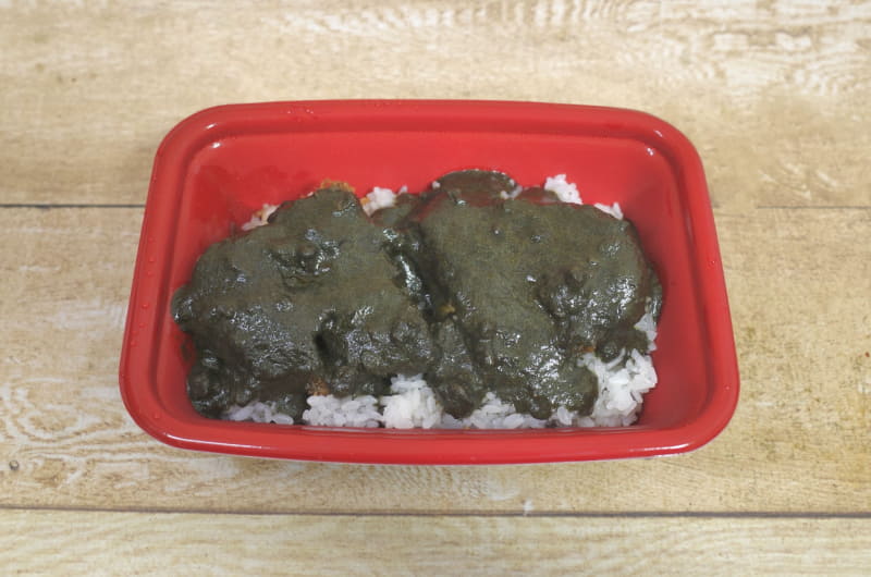 カレールーを注ぐと黒カレーの名にふさわしいビジュアルに！