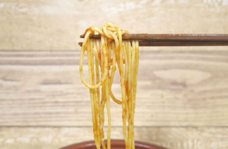 パスタは食感が力強く、にんにく、唐辛子、粉チーズの味補正がかかったトマトソースがマッチして激ウマ！