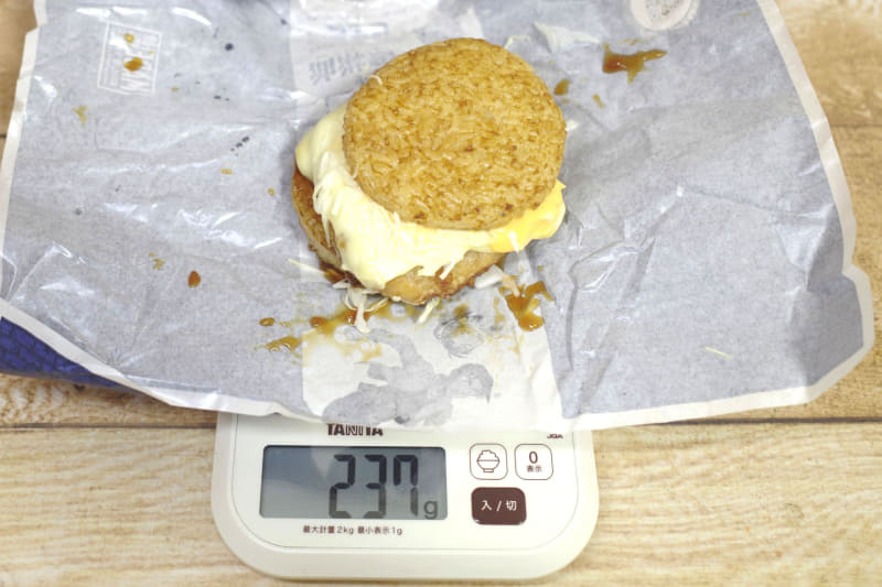 包み紙込みの「ごはんチキンタツタ 油淋鶏チーズ」の総重量は237g