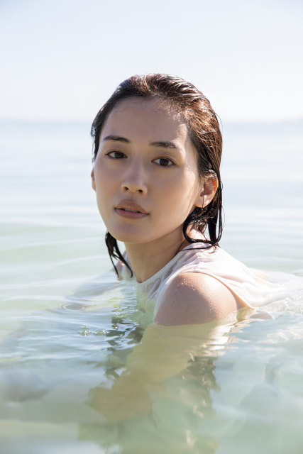 綾瀬はるかのハワイでの水着姿を原色美女図鑑の公式Instagramが投稿して話題に! ベスト写真集「原色 綾瀬はるか 2013ー2024」から [写真9 枚] - ネタとぴ