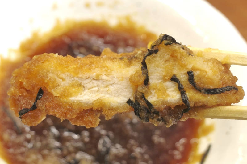 ロースカツは素材の持ち味が大根おろし入りのつけ汁を凌駕するほどに主張してメチャウマ！
