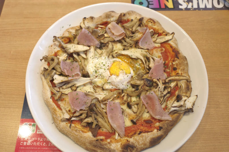 「新生★極み！ 3種きのこと炙り生ハムのピザ」は、生ハム、きのこを筆頭に具モリモリで、味の良さにも期待大！