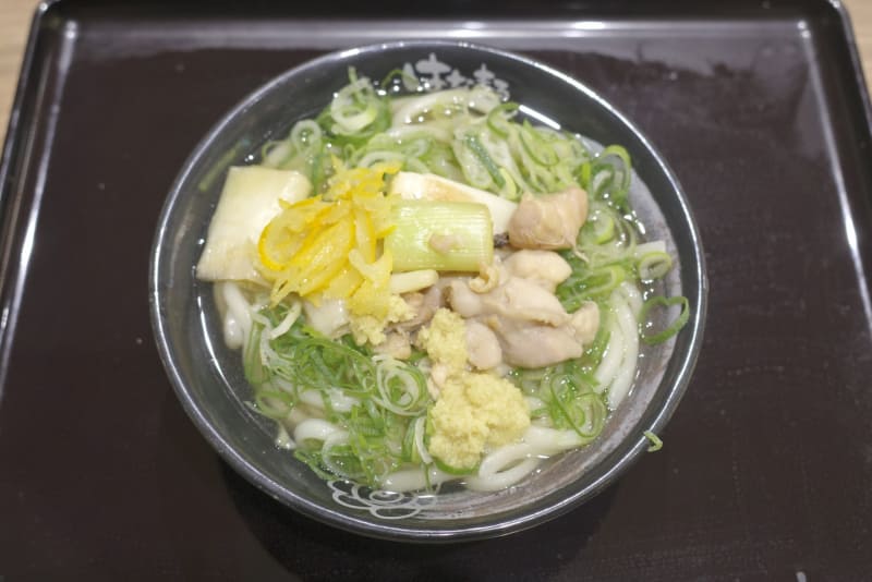 「ゆず生姜鶏ねぎ塩うどん(温)」は、うどん以上に具の絵力が強め！