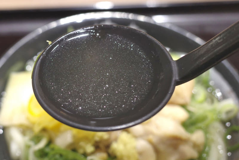 スープは出汁、鶏油、生姜の味とともに、ほど良い塩気が感じられて身体がポッカポカになる温和な味！
