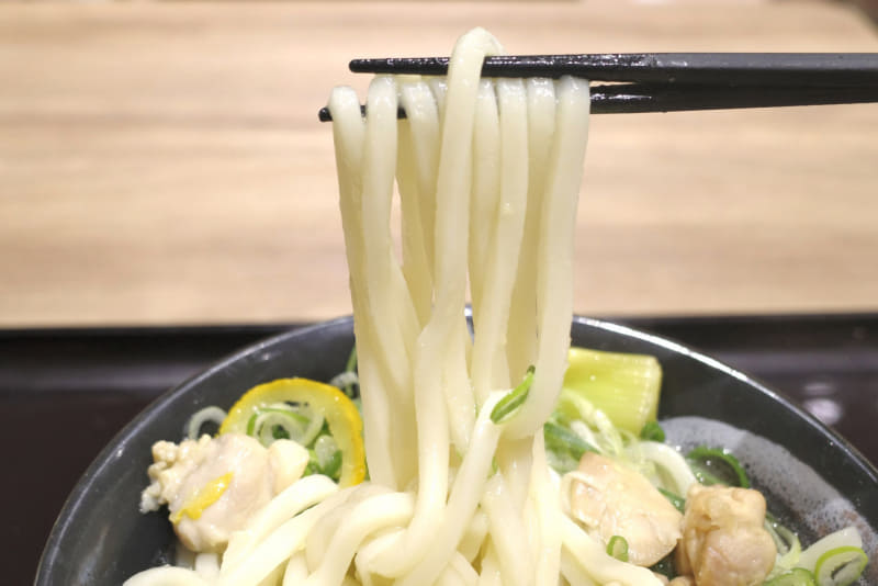 グミを思わせる食感のうどんは、出汁、鶏油、薬味の味が主張するつゆの味を余すことなくキャッチしてウマウマ！