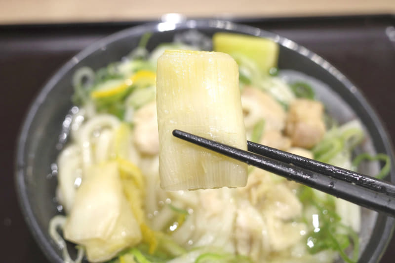 長ねぎはガッツリ火が通ってつゆの味をかき消すほどに激甘！