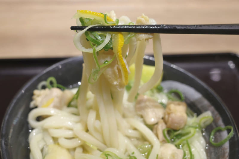 うどんは鶏肉、ゆず、青ねぎの組み合わせてすするのがベスト！