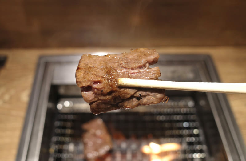 近江牛カルビは食感、旨味ともども強力な点に思わずニッコリ！