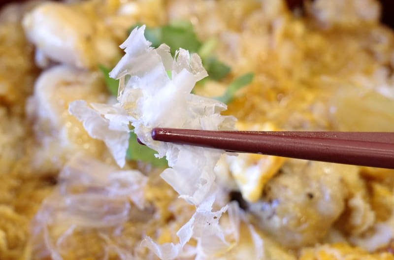 鶏節は少々ウェットで塩気を帯びた鰹節を彷彿とさせる味！