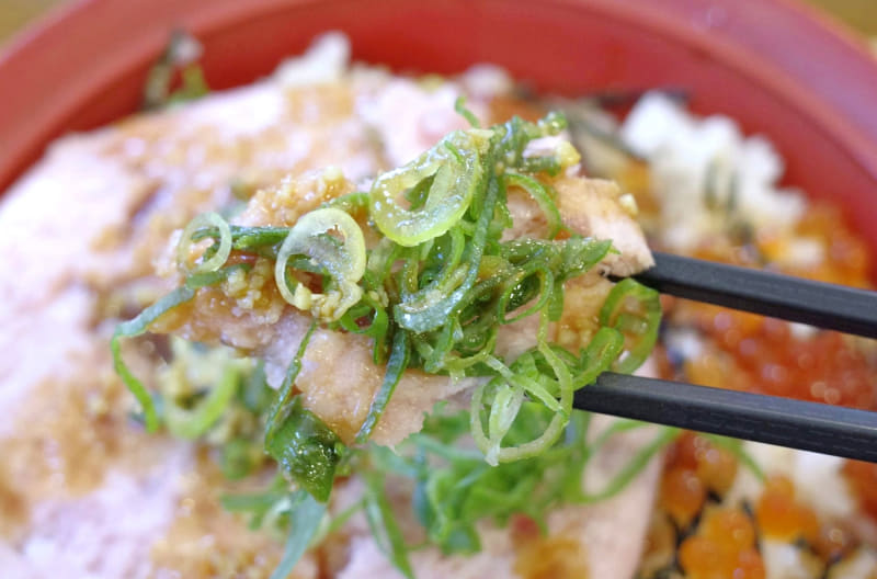 まぐろたたきはトロと赤身のバランスグッドな上に、青ねぎとわさび醤油の味も加算されているものの、味の印象は圧倒的に特選食材のいくらに劣っていると感じてしまうのが本音！